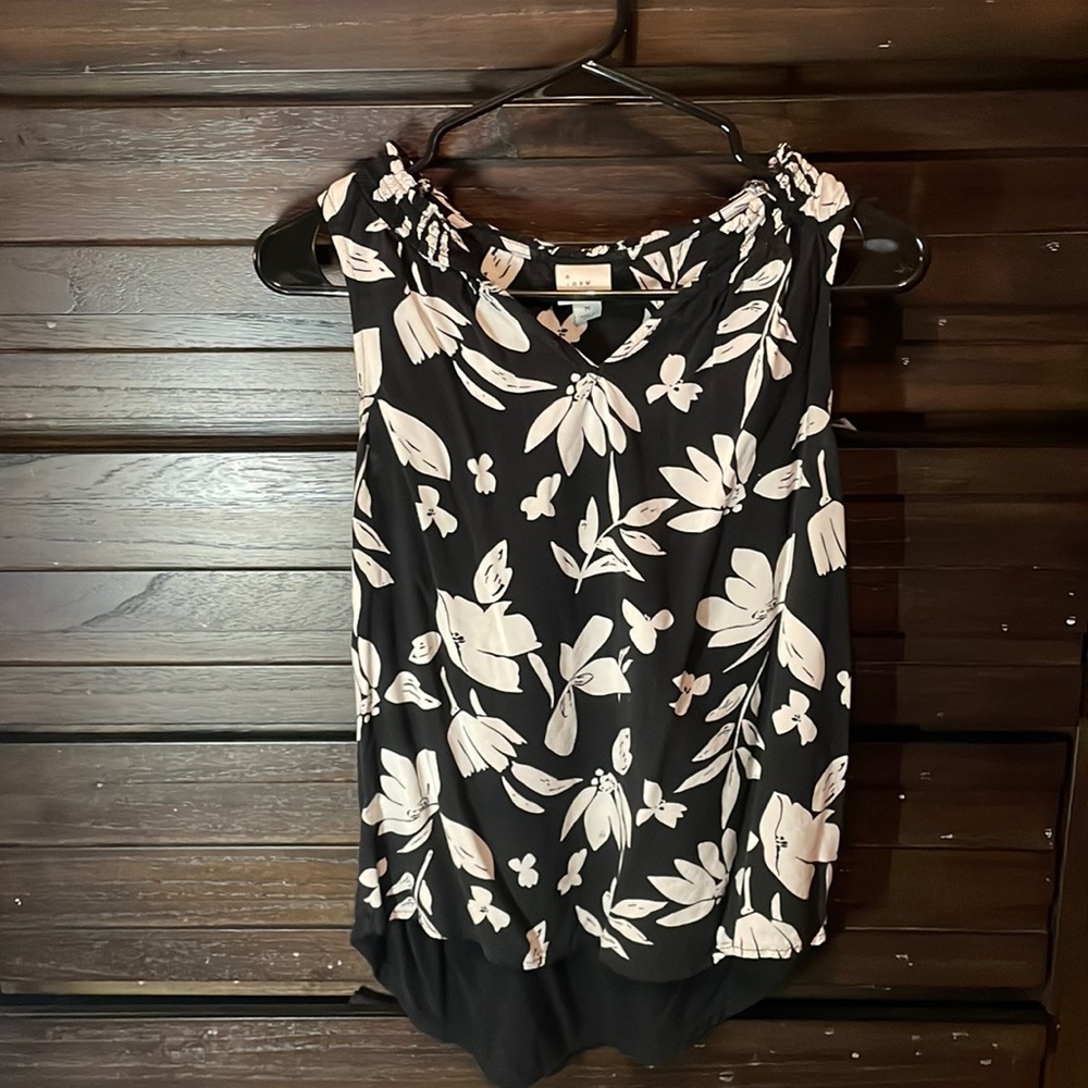 a new day Medium sleeveless blouse with white flowers on front and top of back